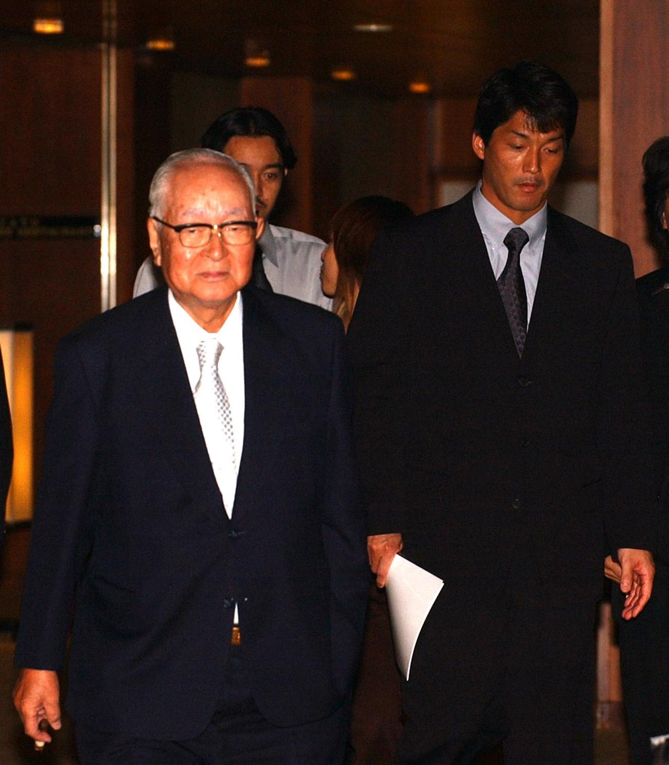 会食を終えた渡辺恒雄氏（左）と長嶋一茂氏（2004年8月撮影）