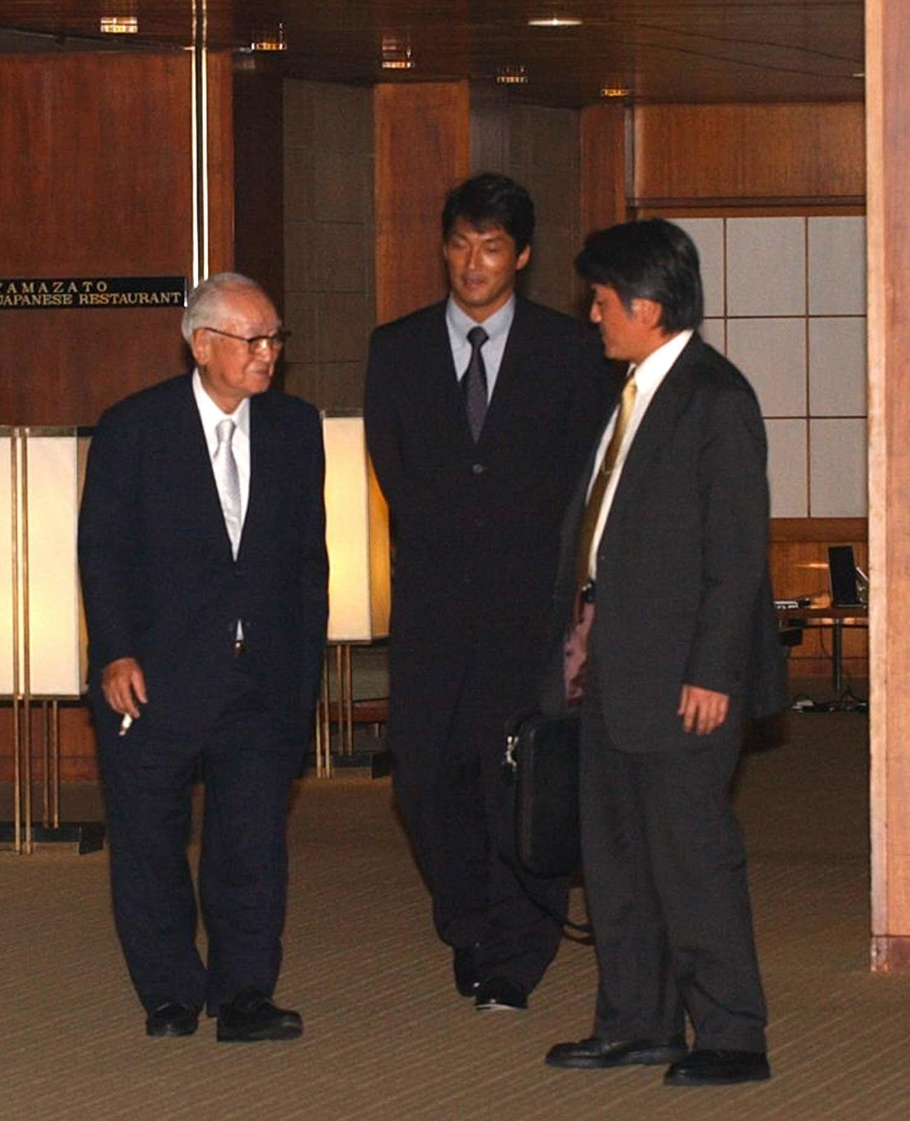 会食を終えた渡辺恒雄氏(左)と長嶋一茂氏（中央）（2004年８月撮影）