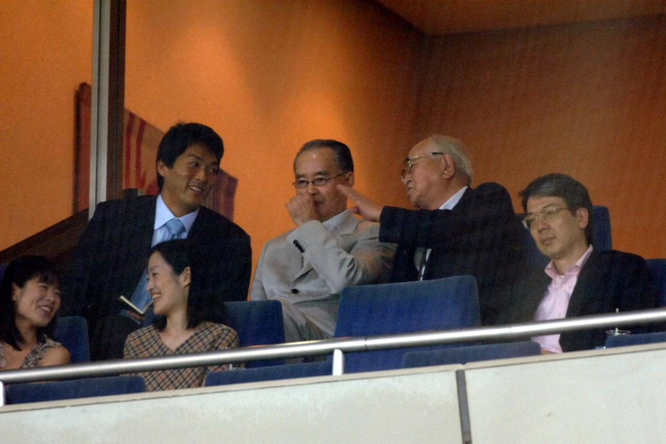 広島戦で巨人長嶋茂雄終身名誉監督（後方中央）は試合終盤、渡辺恒雄会長（同右）、長嶋一茂氏と話し合う（2005年7月撮影）