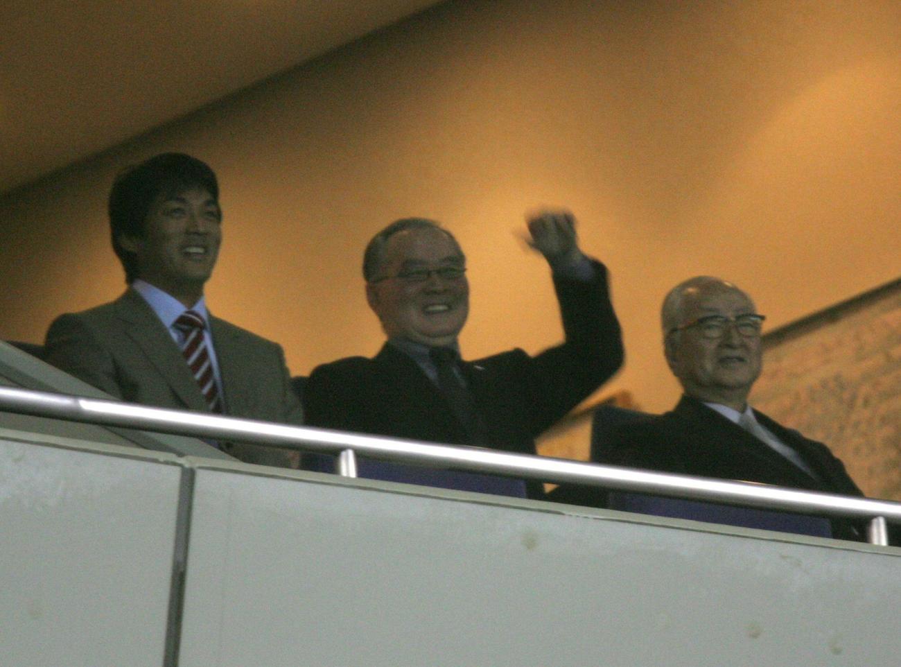 WBCの韓国戦を観戦する、左から長嶋一茂氏、巨人長嶋茂雄終身名誉監督、渡辺恒雄会長（2006年3月撮影）