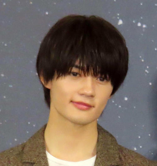 佐野勇斗「おむすび」彼女とアイスを食べるオフショット公開「２人ともかわいすぎる」