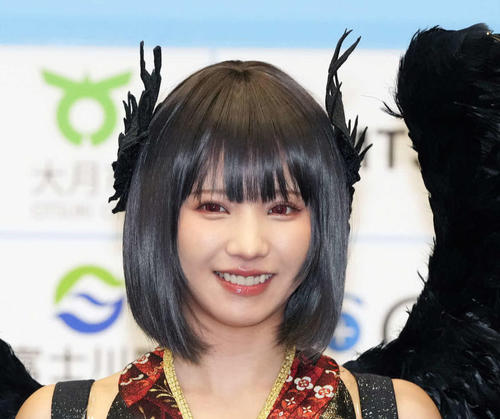 えなこ、デコルテ全開ビキニ姿であぐら座り「ステキ」「かわいすぎるんだけど」「色っぽいっす」