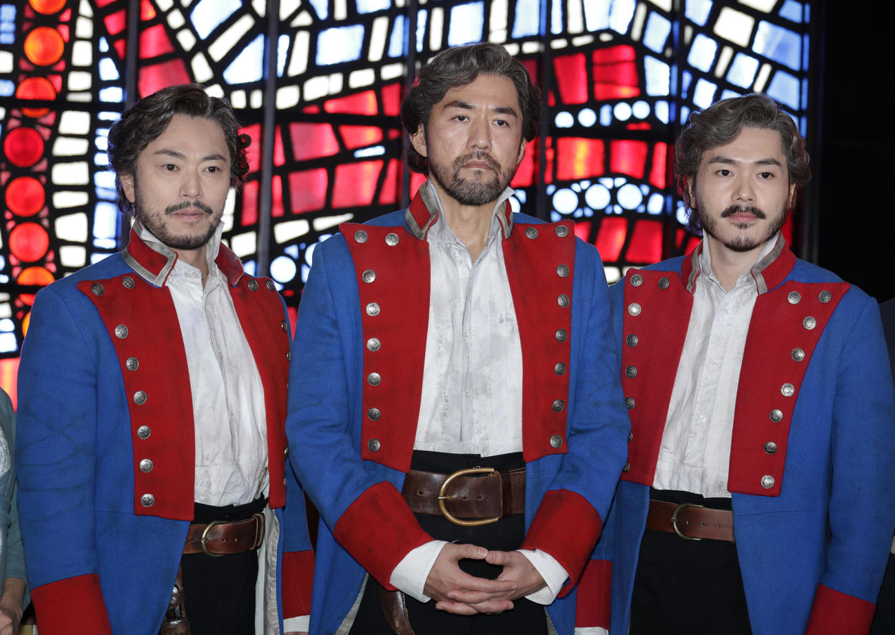 ミュージカル「レ・ミゼラブル」開幕記念会見を行った、左から飯田洋輔、吉原光夫、佐藤隆起（撮影・中島郁夫）