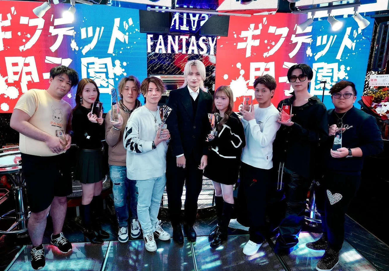 「第1回ギフテッド甲子園」の決勝トーナメント進出者と主催の色P氏（中央）。左から4人目が優勝した夢幻