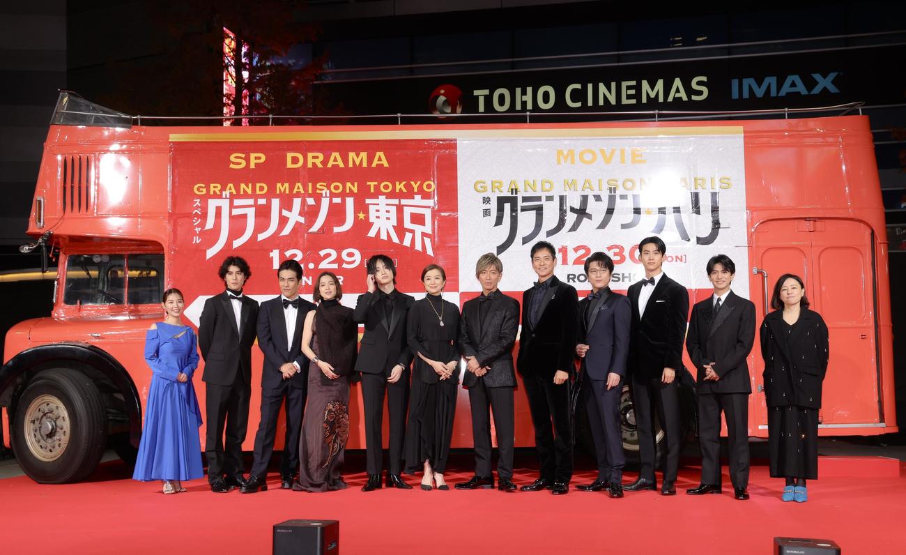 レッドカーペットに登場した木村拓哉（中央）。左から吉谷彩子、寛一郎、北村一輝、中村アン、玉森裕太、鈴木京香、1人おいて沢村一樹、及川光博、オク・テギョン、正門良規、塚原あゆ子監督（撮影・河田真司）