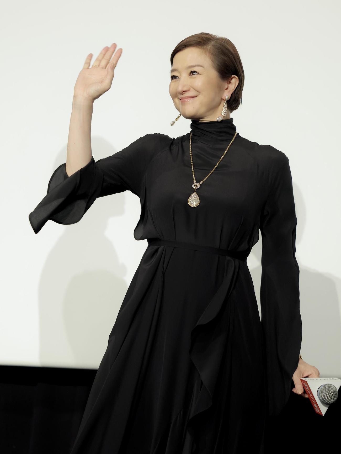 スペシャルドラマ「グランメゾン東京」完成披露舞台あいさつを終え、観客に手を振る鈴木京香（撮影・河田真司）