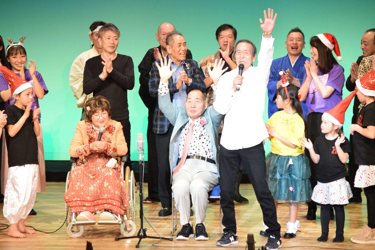 生まれ故郷の秋田に帰ることを発表した梅乃ハッパ（前列左から4人目）と宮川大助（同3人目）花子（同2人目）（撮影・阪口孝志）