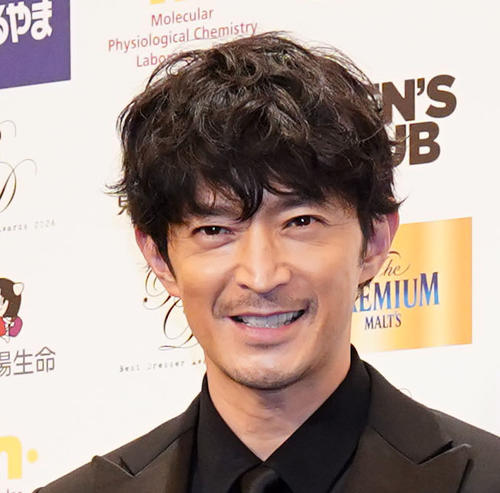 「遊☆戯☆王」海馬瀬人役の津田健次郎「ブルーアイズ・ホワイト・ドラゴン」の前で決めポーズ