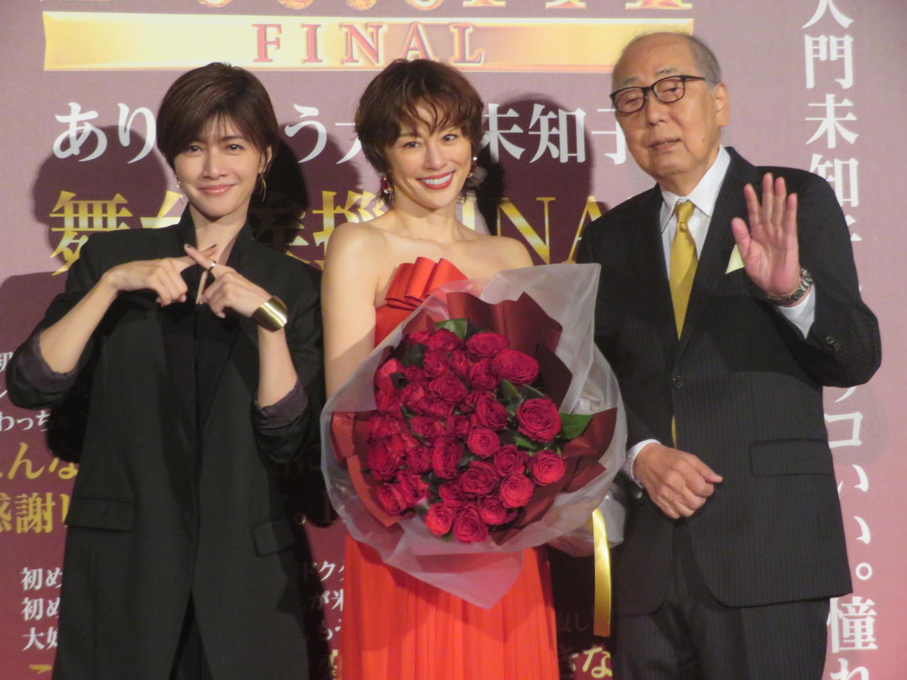 映画「劇場版ドクターXファイナル」舞台あいさつファイナルに出席した、左から内田有紀、米倉涼子、岸部一徳
