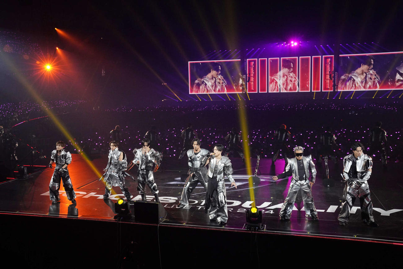 全国ドームツアーファイナルでパフォーマンスを披露する三代目J SOUL BROTHERS
