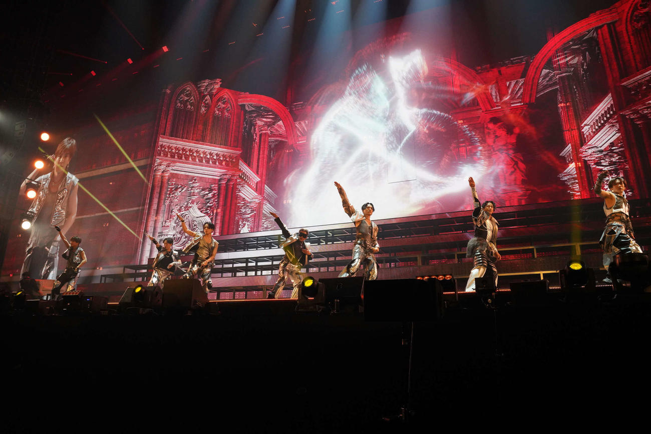 全国ドームツアーファイナルでパフォーマンスを披露する三代目J SOUL BROTHERS