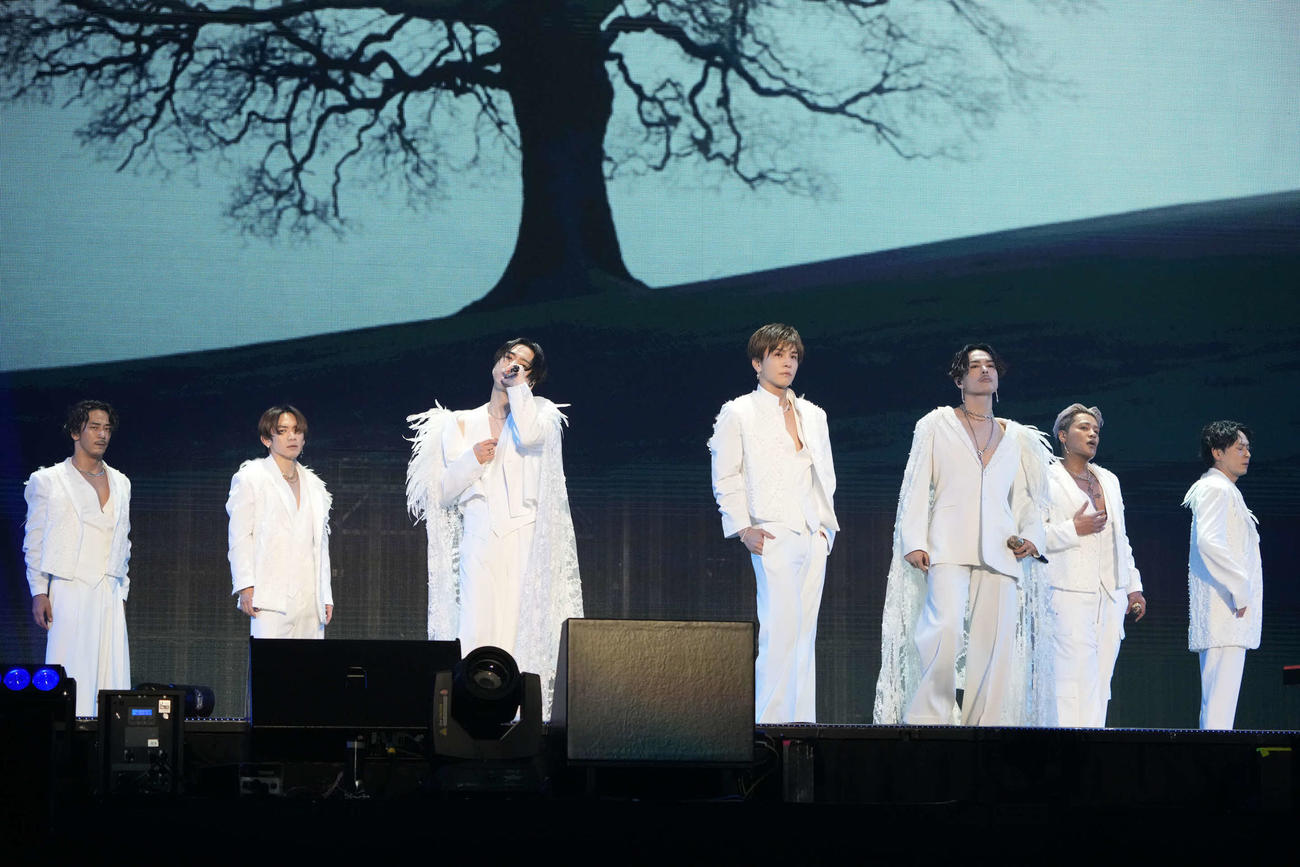 全国ドームツアーファイナルでパフォーマンスを披露する三代目J SOUL BROTHERS