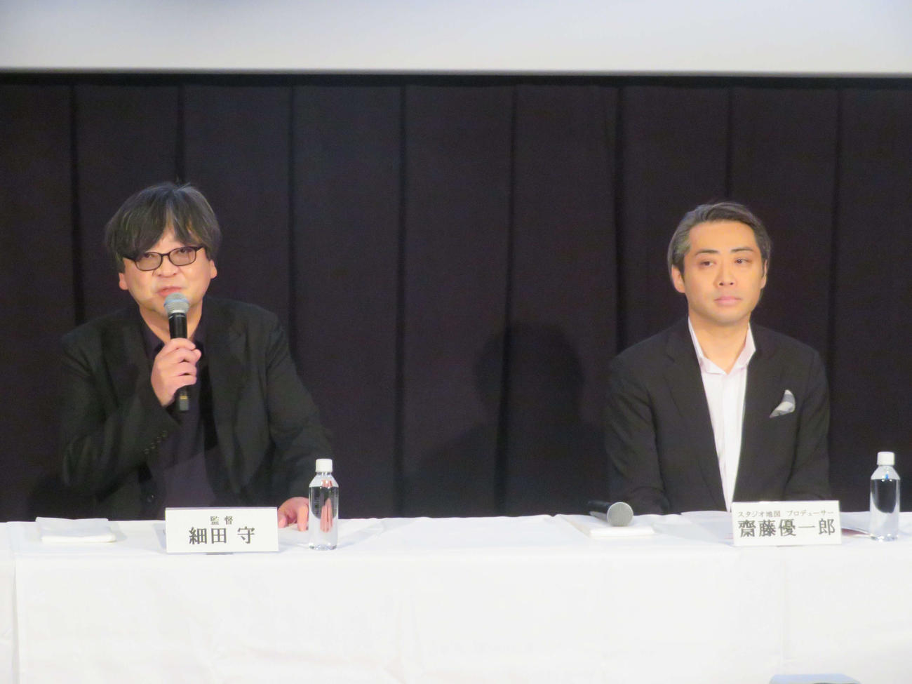 東宝2025年ラインナップ発表会で新作「果てしなきスカーレット」の製作を発表する細田守監督（左）と齋藤優一郎プロデューサー（撮影・村上幸将）