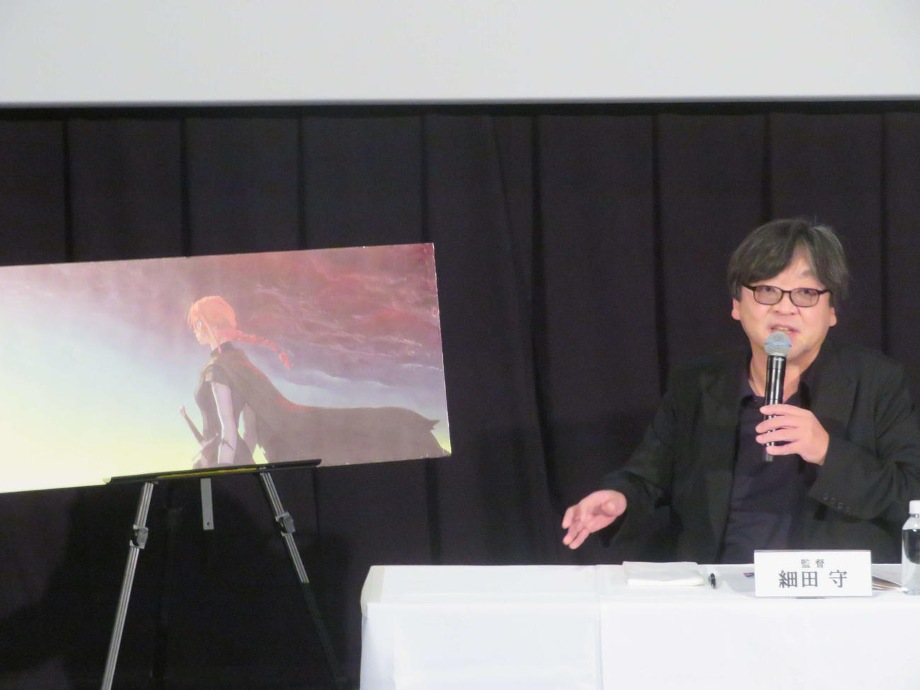 東宝2025年ラインナップ発表会で新作「果てしなきスカーレット」の製作を発表し、ビジュアルを公開した細田守監督（撮影・村上幸将）
