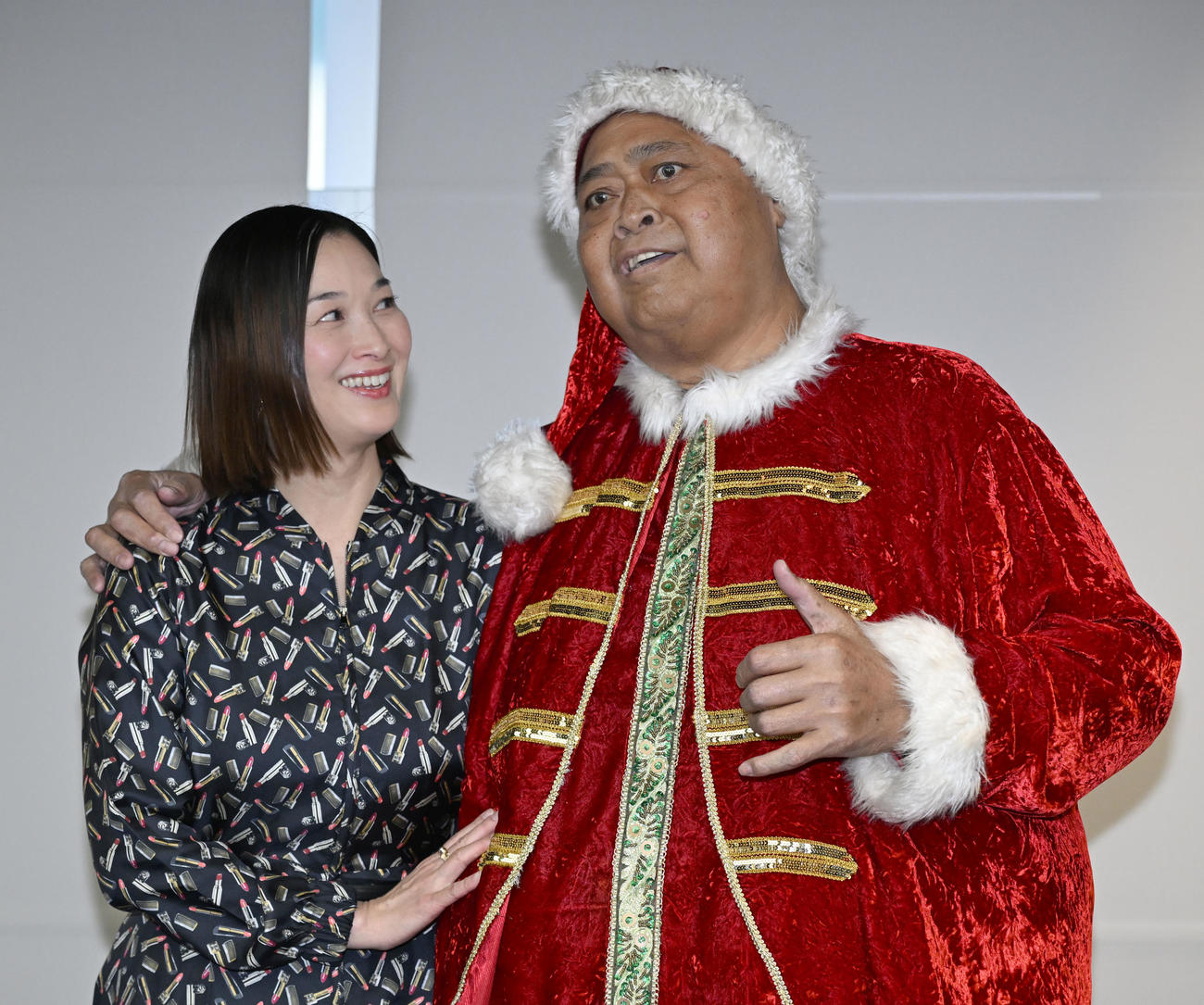 退院報告の記者会見を終え、千絵夫人とポーズをとる小錦八十吉（撮影・千葉一成）