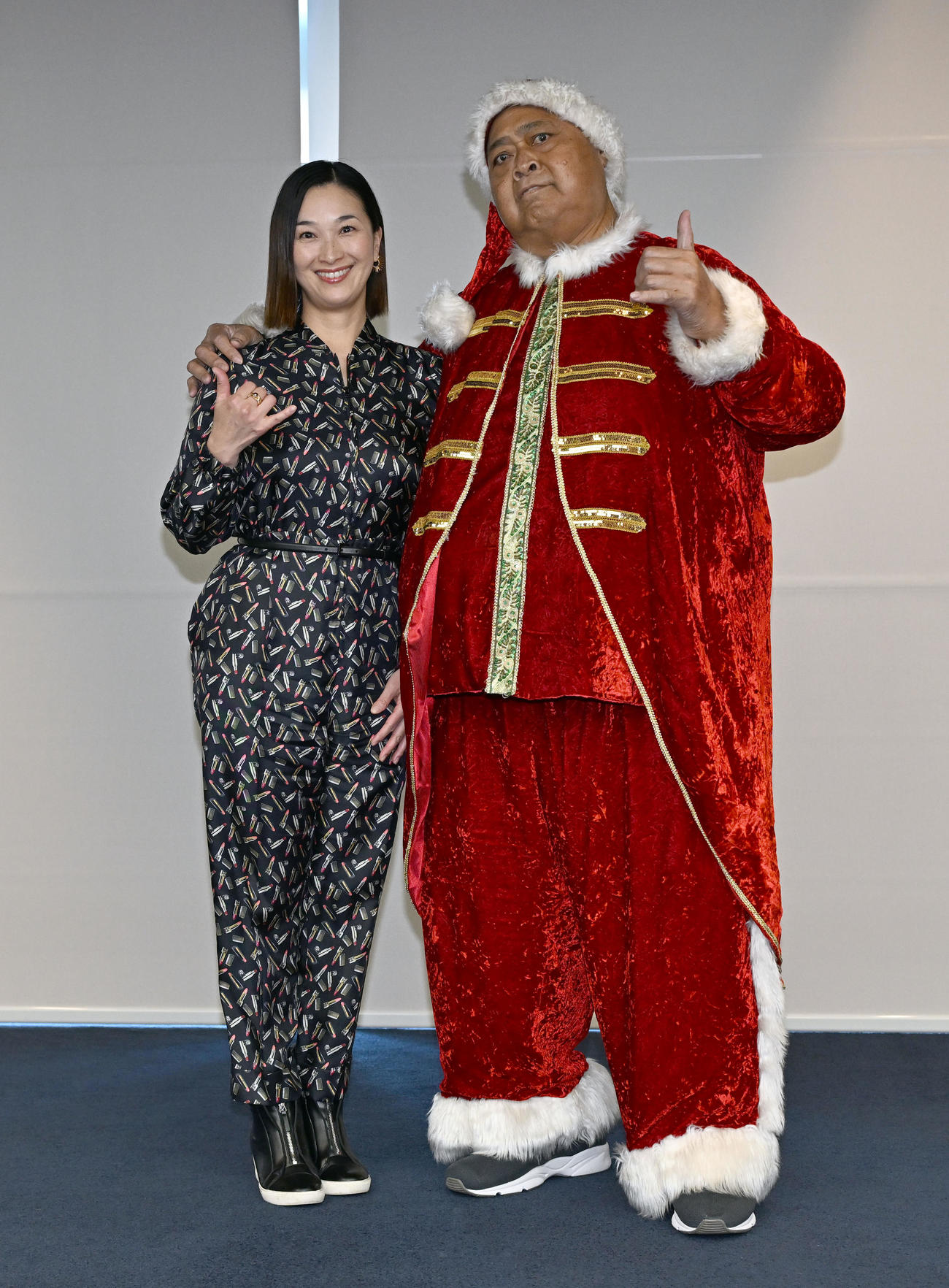 退院報告の記者会見を終え、千絵夫人とポーズをとる小錦八十吉さん（撮影・千葉一成）