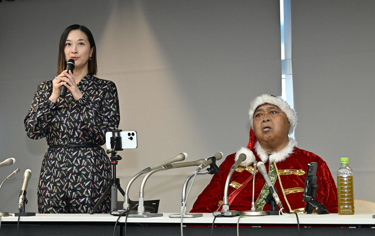 小錦八十吉（右）の退院記者会見冒頭、あいさつする移植提供した千絵夫人（撮影・千葉一成）