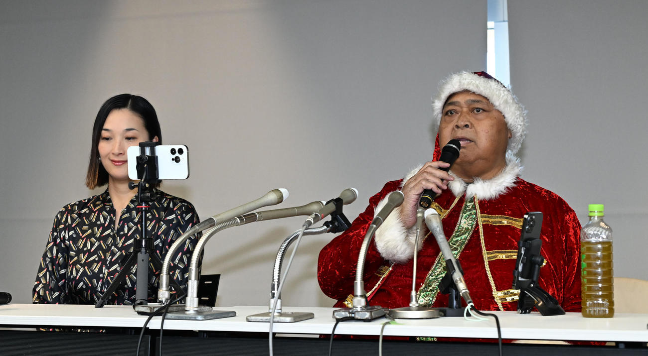 退院報告記者会見する小錦八十吉。左は千絵夫人＝2024年12月23日