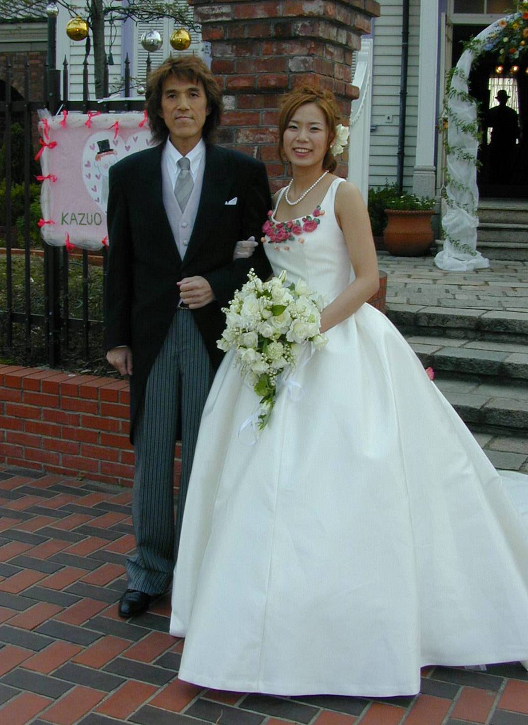 長女・河島あみる（右）の結婚式に出席した父の河島英五＝神戸・みなと異人館（電子カメラ）　2001／03／24