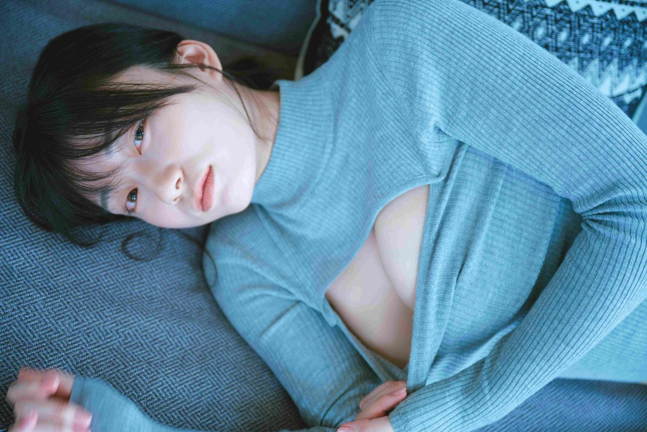 「瀬戸環奈1st写真集emerald」（小学館）アンニュイな表情（撮影：岡本武志）