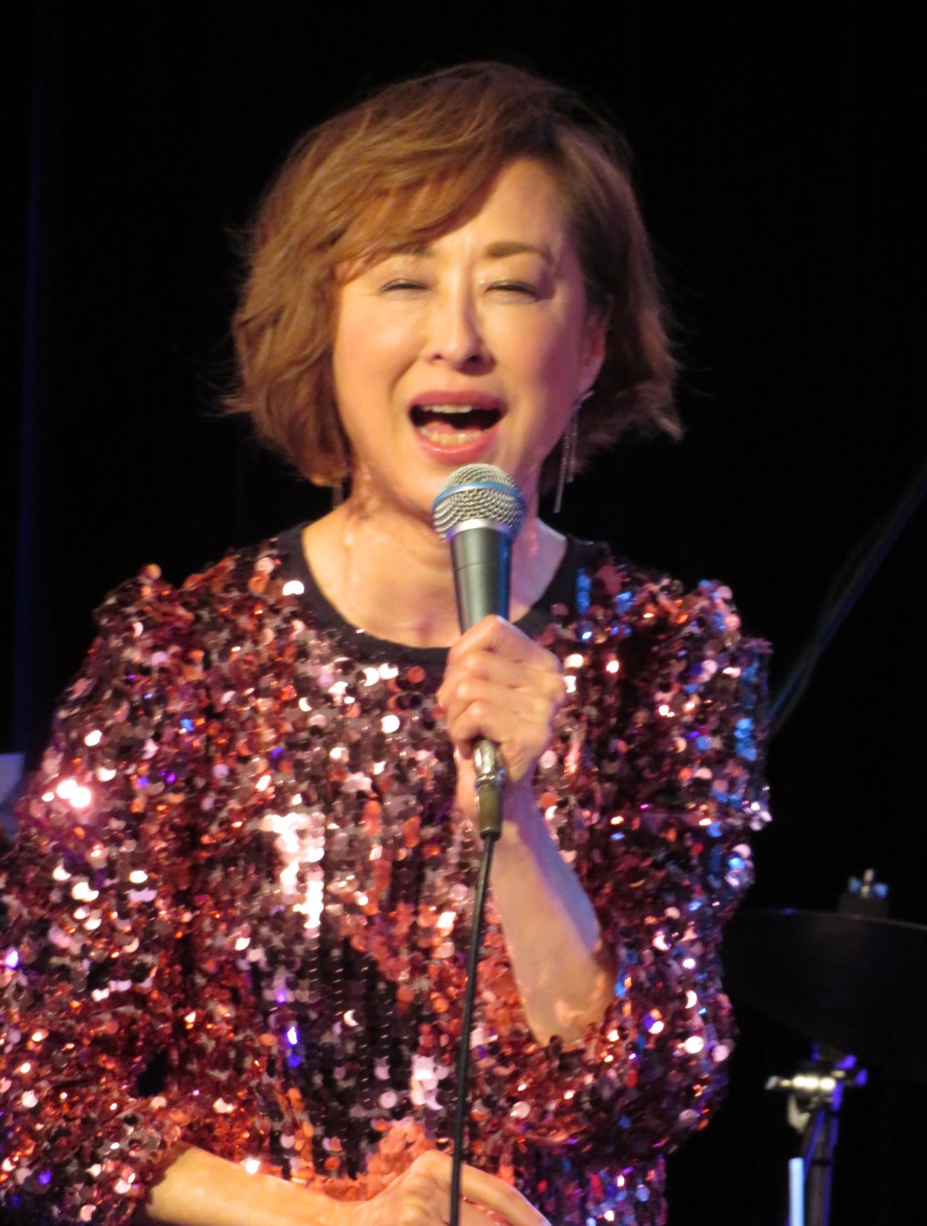 ライブレストラン「ブルース・アレイ・ジャパン」でクリスマスライブを行った城之内早苗