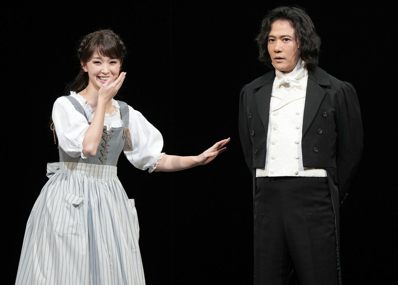 100公演目を迎え剛力彩芽（左）とともに心境を語った主演の稲垣吾郎（撮影・たえ見朱実）
