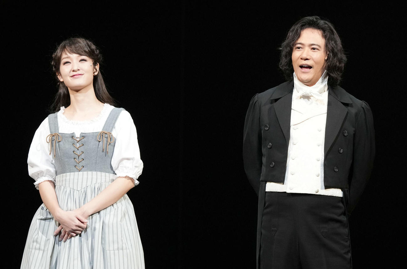 100公演目を迎え剛力彩芽（左）とともに心境を語った主演の稲垣吾郎（撮影・たえ見朱実）