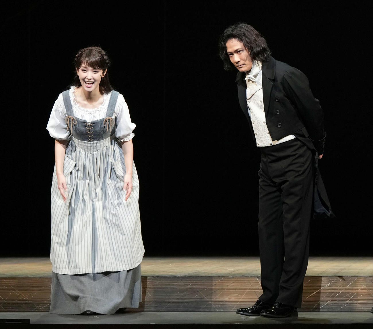 100公演目を迎え剛力彩芽（左）と取材に応じた主演の稲垣吾郎（撮影・たえ見朱実）
