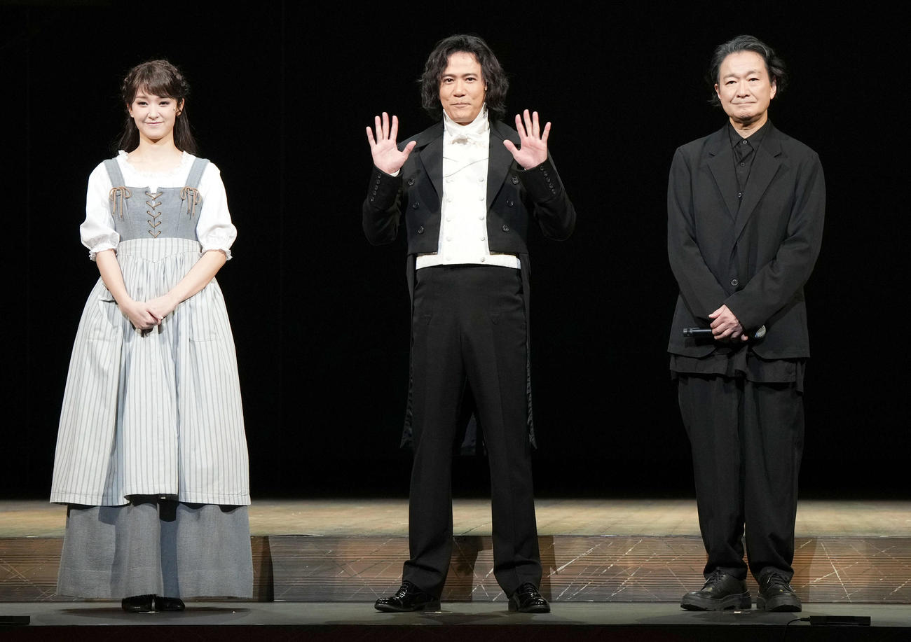 100公演目を迎え、取材に応じた主演の稲垣吾郎（中央）。左から剛力彩芽、1人おいて俳優で演出家の白井晃氏（撮影・たえ見朱実）