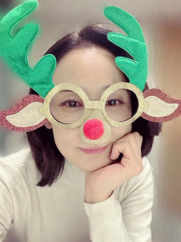クリスマス恒例「トナカイメガネ姿の吉田羊」24年バージョン（吉田羊のインスタグラムから）
