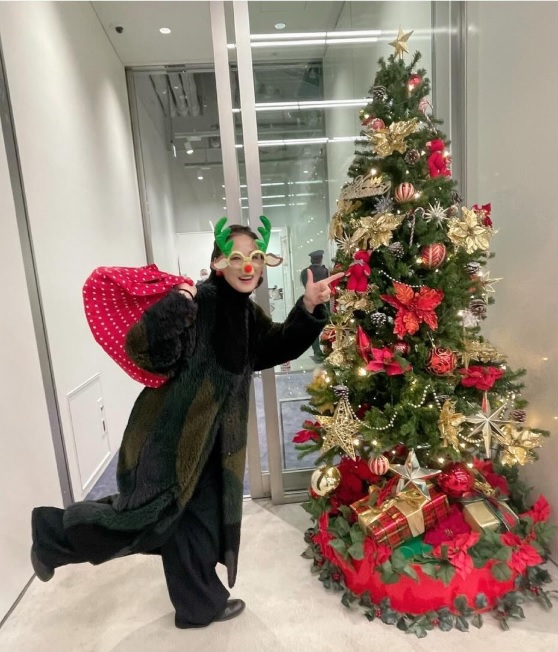 クリスマス恒例「トナカイメガネ姿の吉田羊」23年バージョン（吉田羊のインスタグラムから）