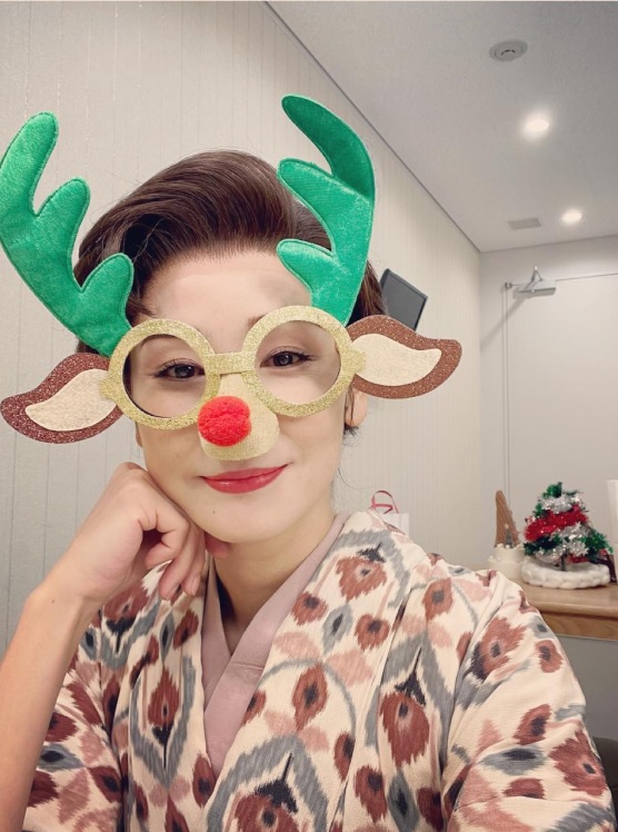 クリスマス恒例「トナカイメガネ姿の吉田羊」22年バージョン（吉田羊のインスタグラムから）