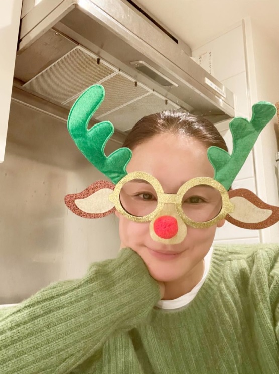 クリスマス恒例「トナカイメガネ姿の吉田羊」21年バージョン（吉田羊のインスタグラムから）
