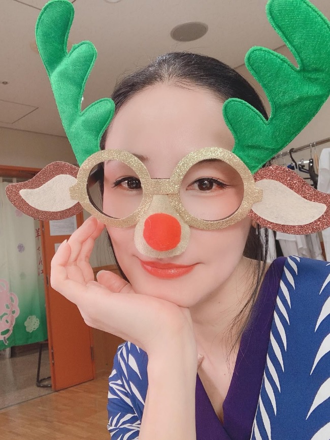 クリスマス恒例「トナカイメガネ姿の吉田羊」19年バージョン（吉田羊のインスタグラムから）