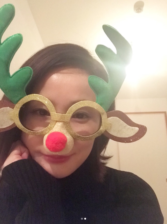 クリスマス恒例「トナカイメガネ姿の吉田羊」17年バージョン（吉田羊のインスタグラムから）
