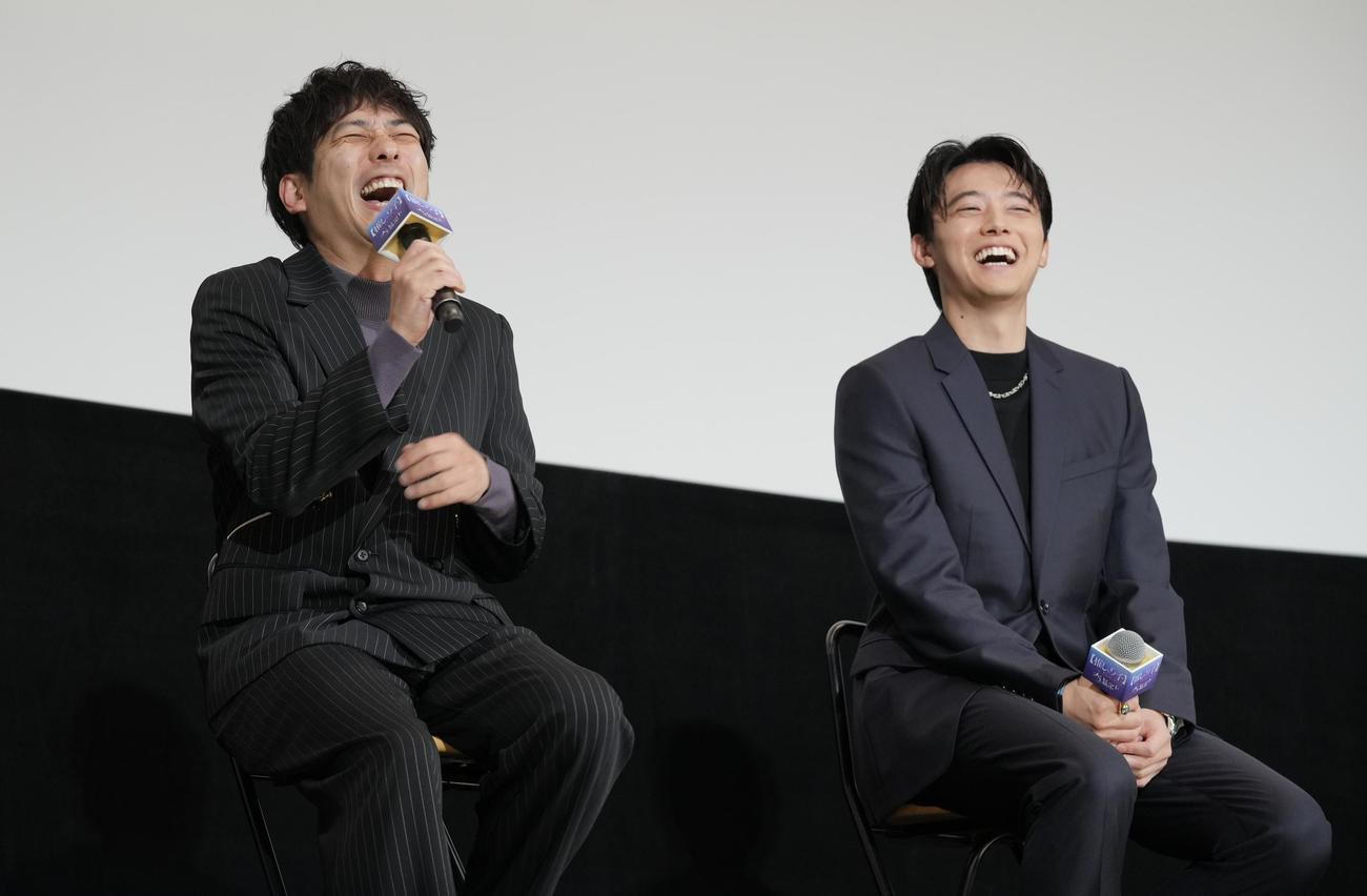 映画『［推しの子］－The Final Act－』公開記念舞台あいさつのトークセッションで笑顔を見せる二宮和也（左）と櫻井海音（撮影・垰建太）