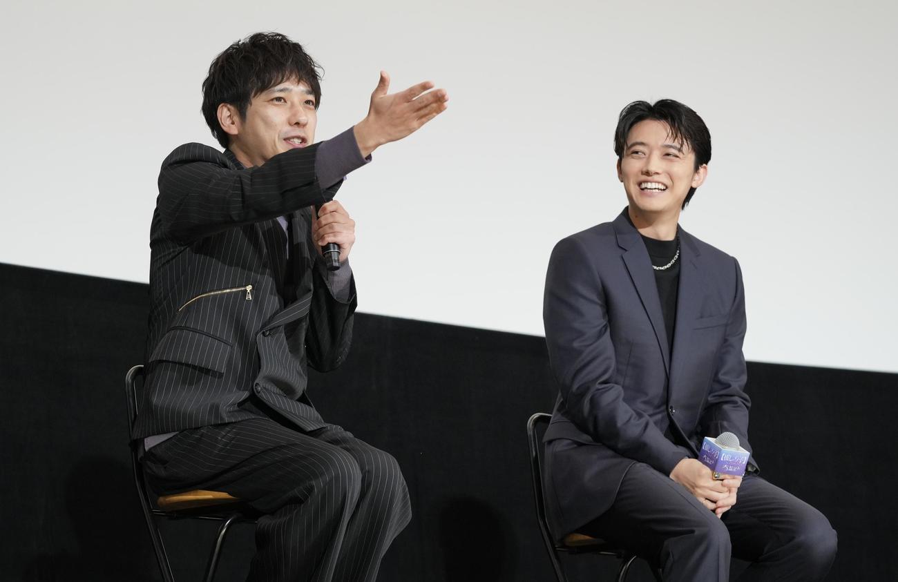映画『［推しの子］－The Final Act－』公開記念舞台あいさつに登壇し笑顔で撮影の思い出を話す二宮和也（左）と櫻井海音（撮影・垰建太）