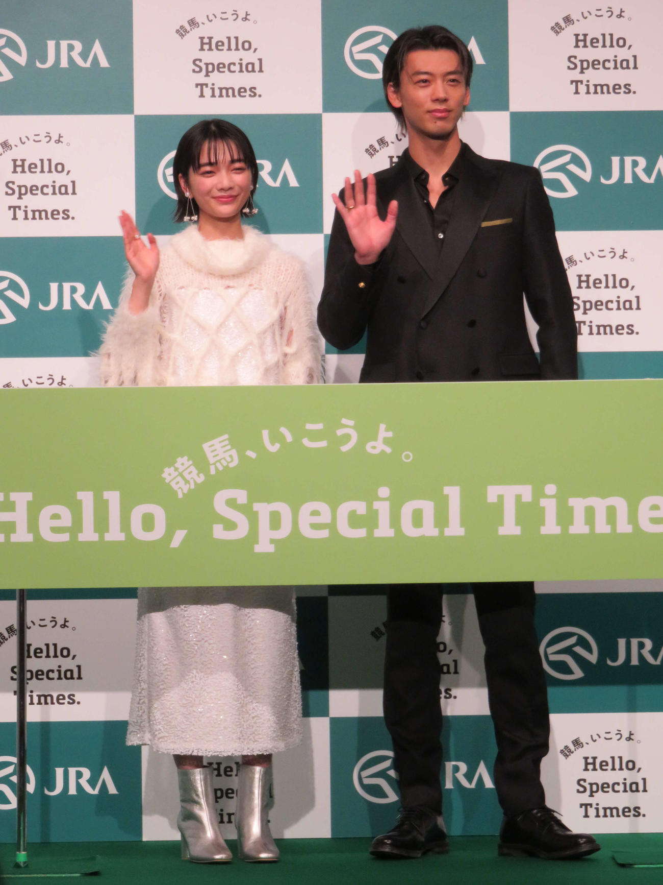 JRAの年間プロモーションキャラクターを務める竹内涼真（右）と見上愛