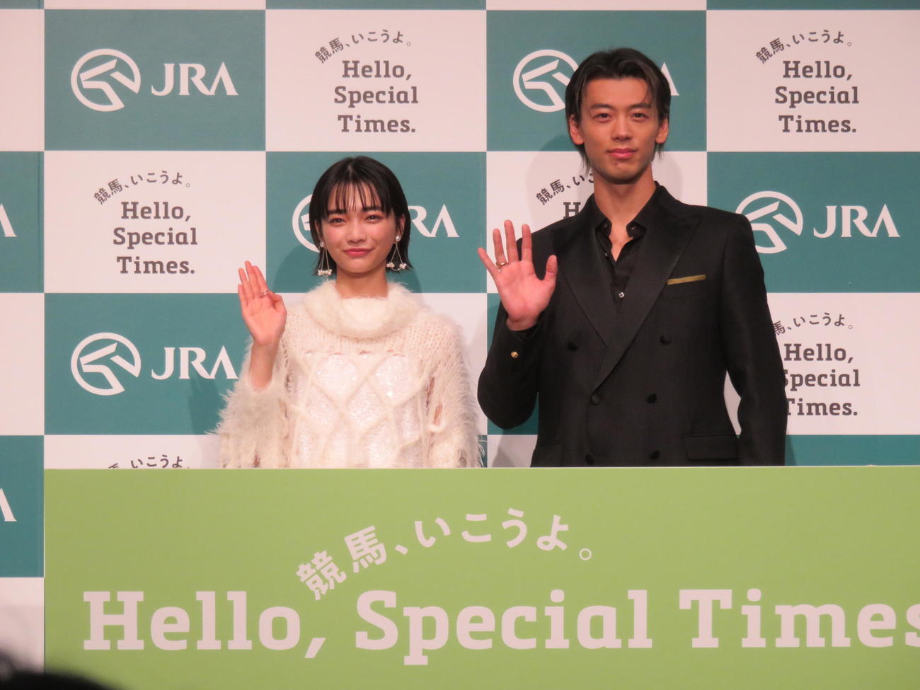 JRAの年間プロモーションキャラクターを務める竹内涼真（右）と見上愛