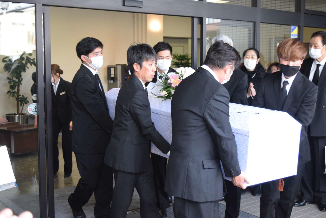 加茂すみれさんの出棺の様子（撮影・阪口孝志）