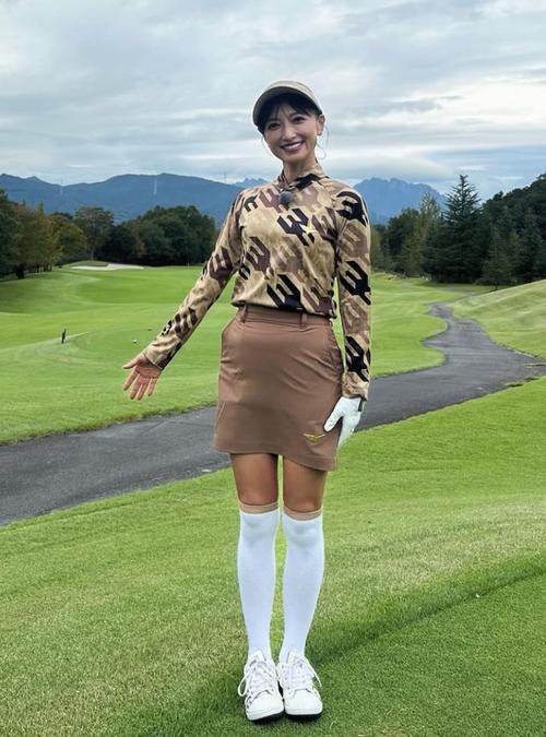 52歳フリーアナ「どんだけかわいいねん」ミニスカ＆白ニーハイのゴルフ