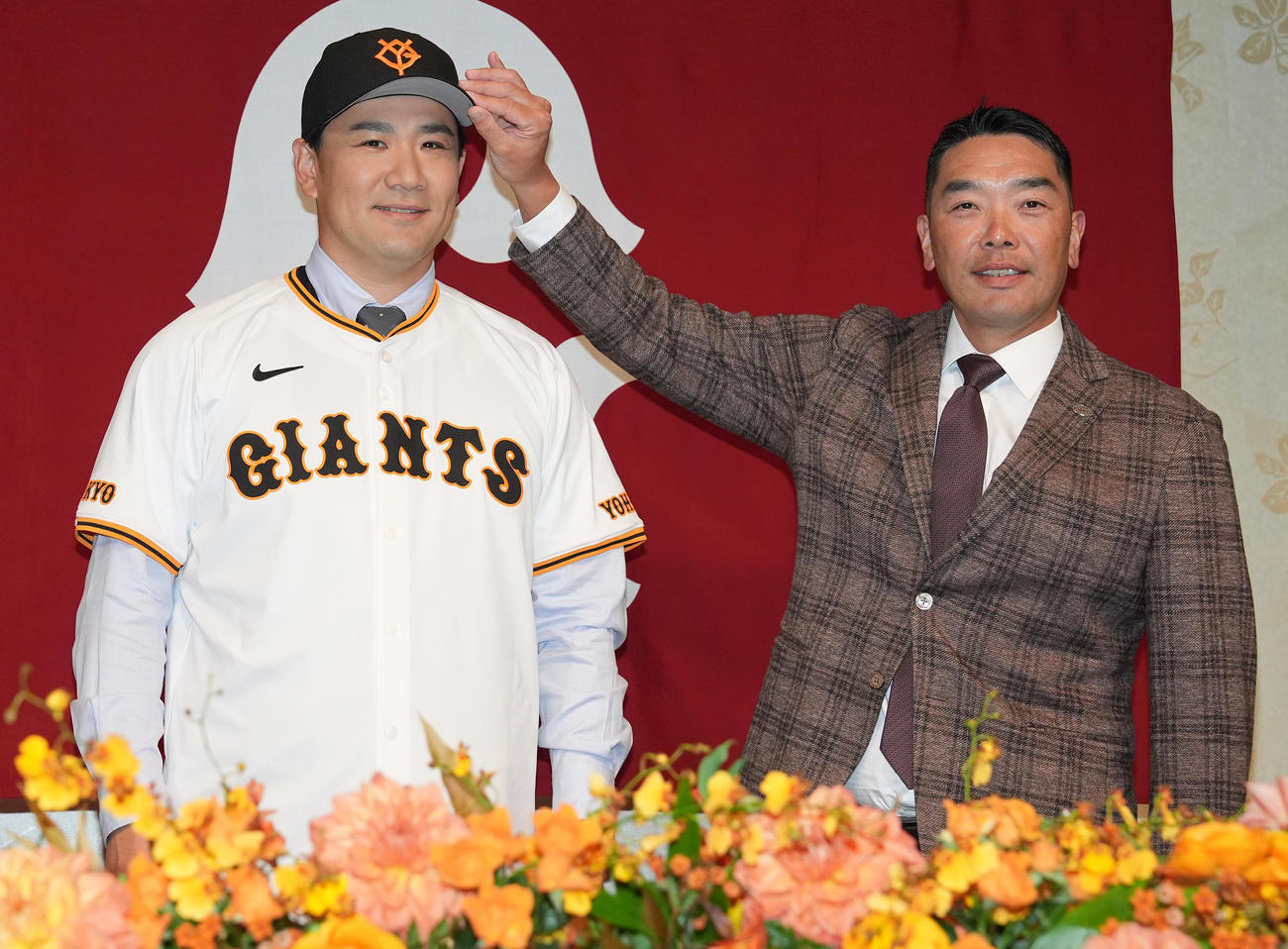 入団会見で、阿部監督（右）から帽子をかぶせてもらう巨人田中将（撮影・鈴木みどり）