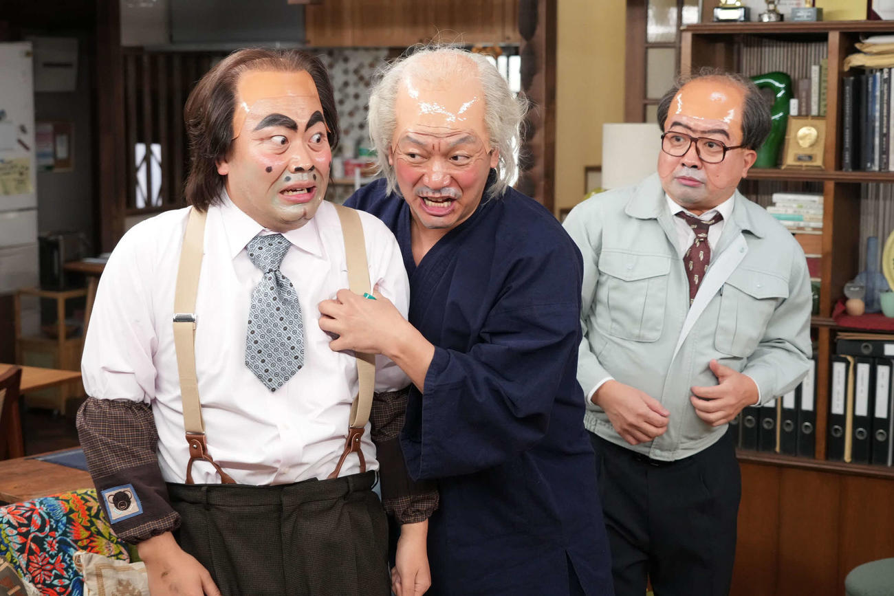 「新しいカギ新春スペシャル」でコントを披露する左から岡部大、香取慎吾、松尾駿（C）フジテレビ