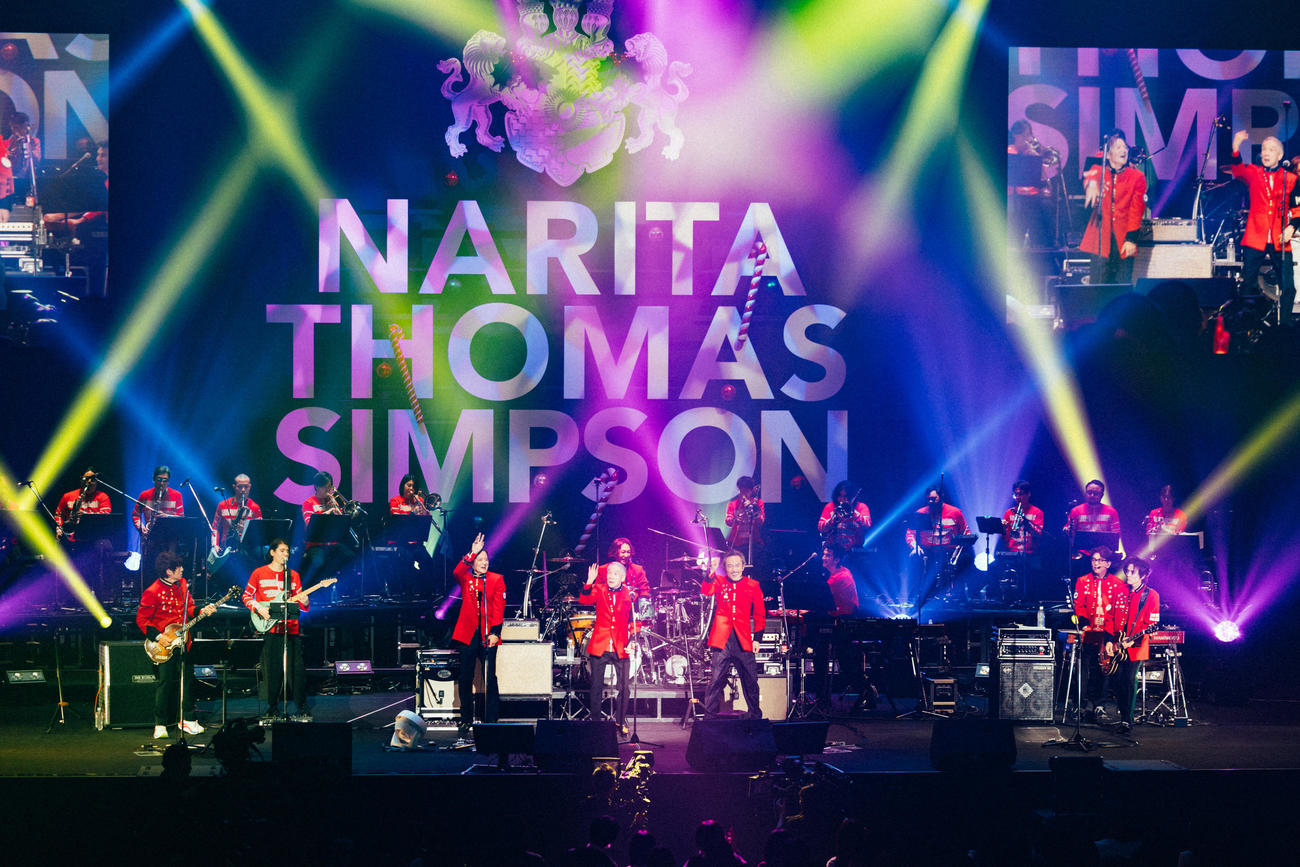 NARITA THOMAS SIMPSONのクリスマスライブに、Rockon Social Clubとゲスト出演した堺正章（中央）