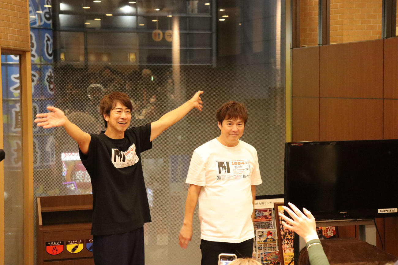 結成30周年記念公演を終え、ファンにあいさつするテンダラー白川悟実（右）と浜本広晃