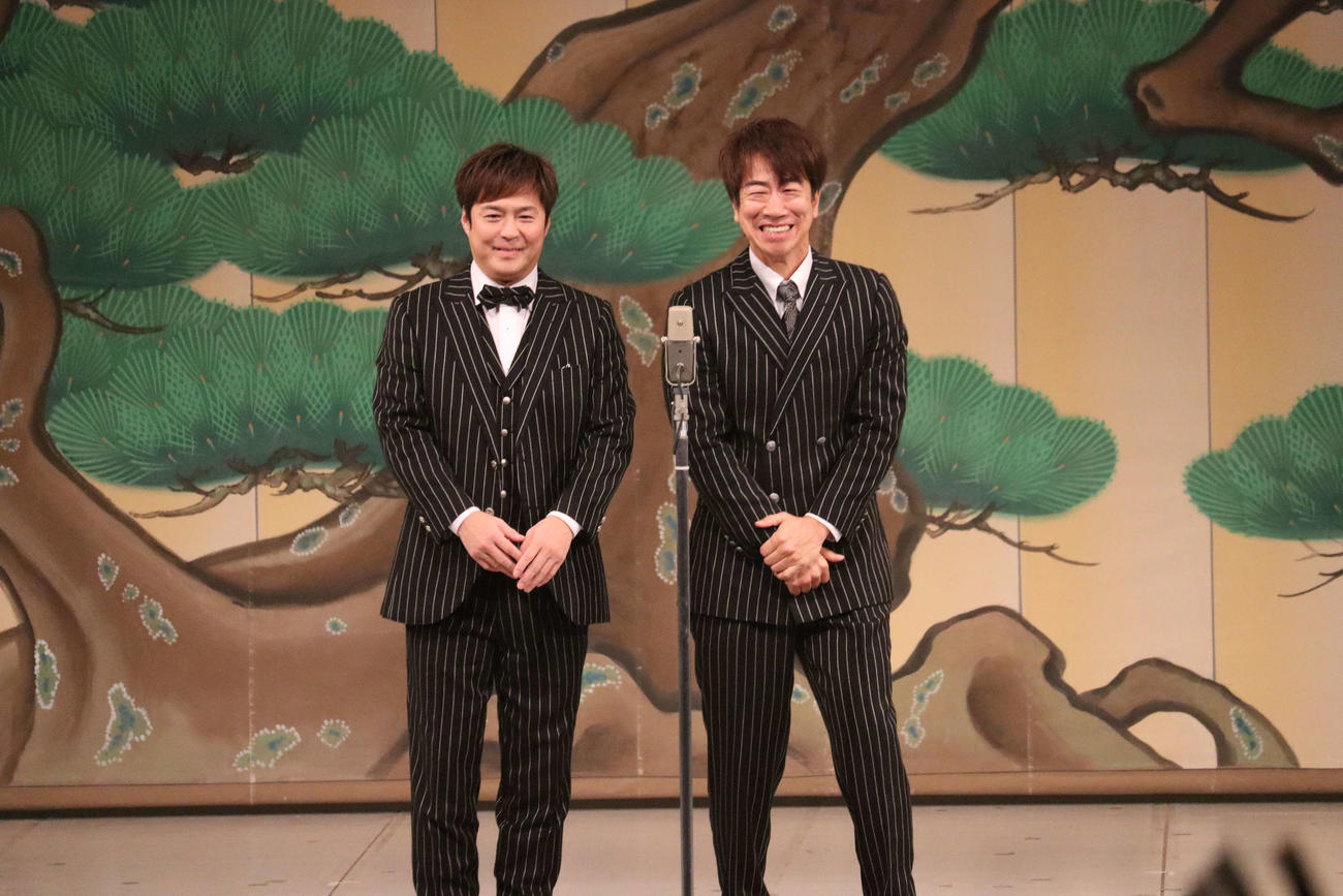結成30周年記念公演で60分ノンストップ漫才を披露したテンダラー白川悟実（左）と浜本広晃