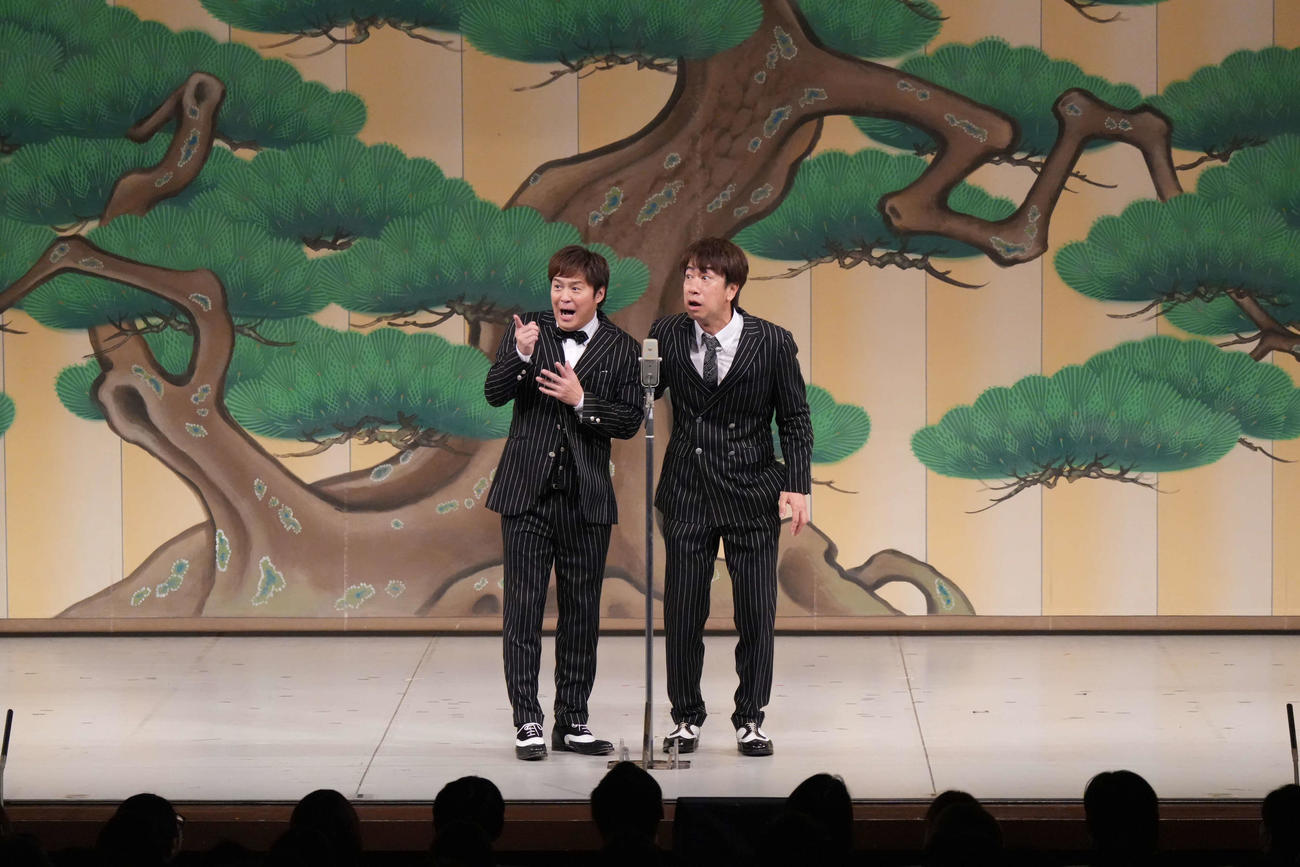 結成30周年記念公演で60分ノンストップ漫才を披露したテンダラー白川悟実（左）と浜本広晃