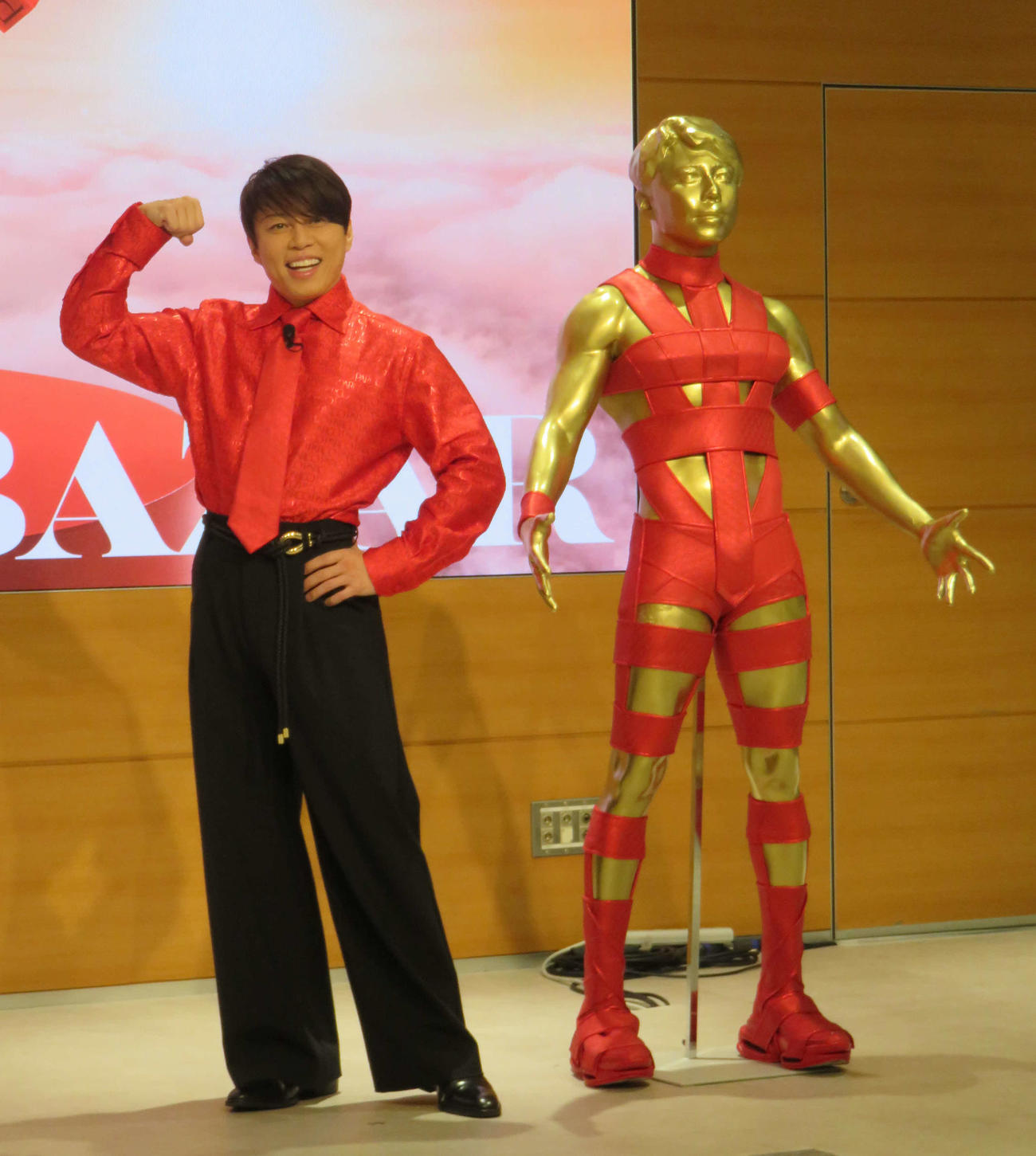 等身大マネキンと並ぶ西川貴教