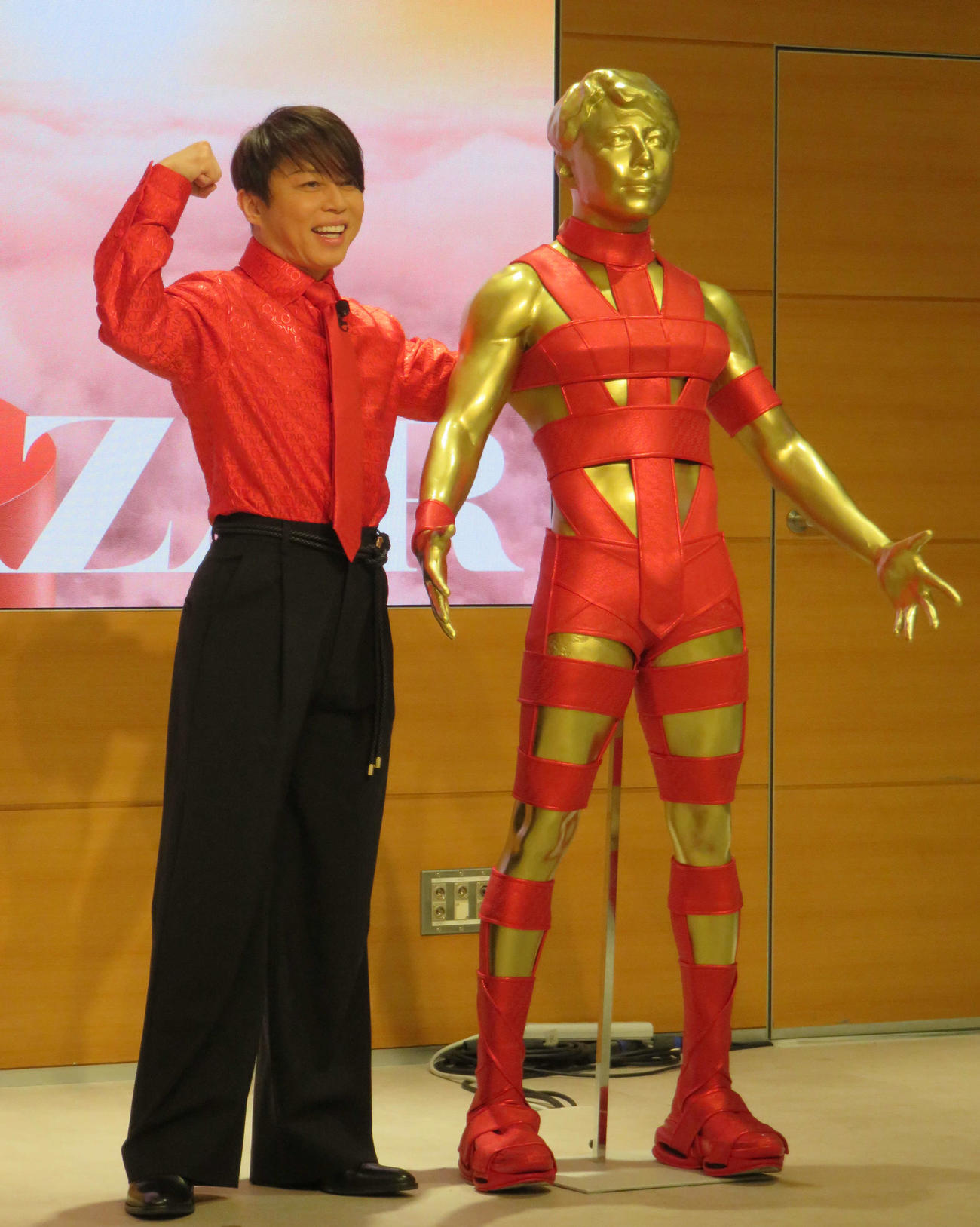 等身大マネキンと並ぶ西川貴教