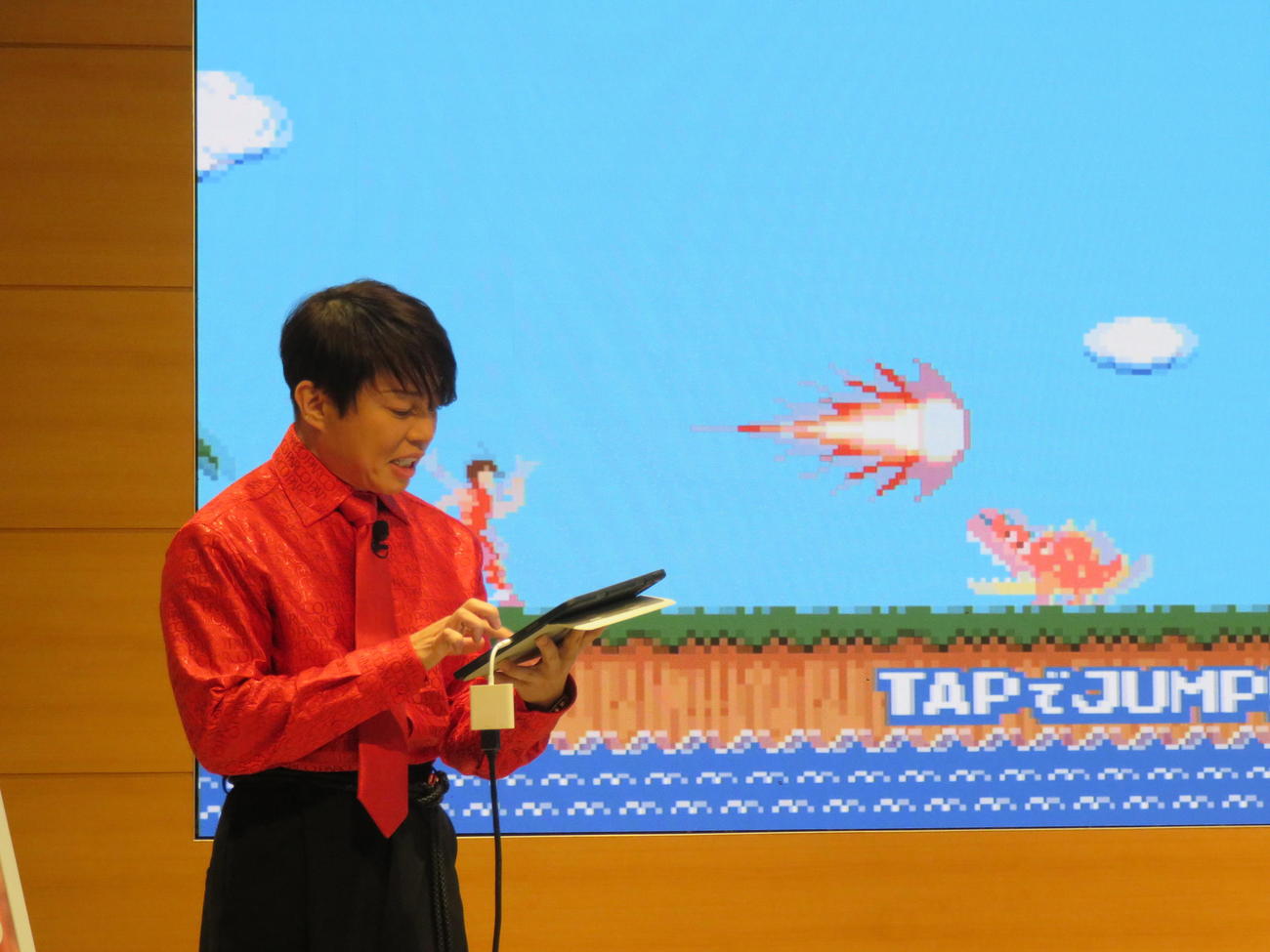 自身のオリジナルゲームに挑戦する西川貴教